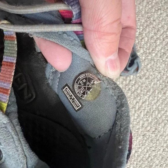 Keen Women's size 5 hiking sandals rainbow - Picture 9 of 9